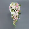 Fleurs de mariage Popodion mariée tenant un bouquet de gouttes d'eau pour CHD20913