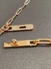 Collier à boutons à chaîne épaisse de créateur en or rose 18 carats version premium avec pendentif à boucle de conception de niche pour chaîne de clavicule polyvalente pour femmes