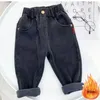 Pluszowe wyłożone chłopcy harem dżinsy zimowe gęstość dzieci vaqueros plus aksamitne ciepłe dżinsowe spodnie w lupgy elastyczne dżinsy z wysokiej talii 240228