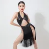 Abbigliamento da palcoscenico Abito da ballo latino in pelle nera Abbigliamento da competizione per donna Costume sexy con frange scavate Rumba Cha NV19667