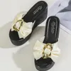 Ubieranie butów panie w sprzedaży 2024 Wysokiej jakości podstawowe kapcie damskie Summer Casual Women Bow Towt Zapatillas