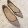 Robe de créateur Chaussures rivetées avec Source Standard Enfants 2022 Été Nouveau V Famille Chaussures plates peu profondes pointues à semelles souples Liuding Chaussures simples pour femmes