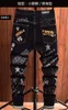 High Street Fashion Heren Jeans Nachtclub Zwarte Letter Persoonlijke Designer Gedrukte Jeans Mannen Punk Broek Skinny Hip Hop Jeans Motor 240226