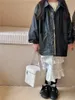 Мотоциклетная кожаная куртка для мальчиков и девочек, осенняя детская модная байкерская куртка из искусственной кожи в стиле ретро, детский плащ, детская верхняя одежда 240304