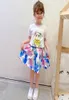 kız kızlar tasarımcı giyim setleri tatlı çocuklar karikatür baskılı kısa kollu tişört mektup çiçek etek şort 2 adet takım elbise childre9116377