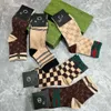 2024 Herrensocken Damen Hochwertige Baumwolle Allgleiches Klassischer Knöchelbrief Atmungsaktive Schwarz-Weiß-Fußball-Basketball-Sportsocke Großhandel Krawattenfärben