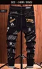 High Street Fashion Heren Jeans Nachtclub Zwarte Letter Persoonlijke Designer Gedrukte Jeans Mannen Punk Broek Skinny Hip Hop Jeans Motor 240226