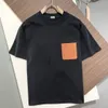 Kläder Mens Womens Summer T Kläder broderade läderfickor Fashion Casual T-shirts Kort ärm Kvinnor Män grafisk tee