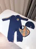 Spädbarnsfödd baby flicka designer märke bokstavsdräkt övergripande kläder jumpsuit barn bodysuit för spädbarn outfit romper outfi bib hatt 3 st sommar och vårhöst