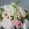 Fleurs de mariage Popodion mariée tenant un bouquet de gouttes d'eau pour CHD20913