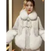 Зимнее однотонное белое гусиное пуховое модное и теплое женское короткое пальто с маленьким лисьим мехом и травой 842866