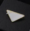 Broches de styliste simples pour hommes et femmes, broches triangulaires avec lettre P, bijoux unisexe de haute qualité avec boîte