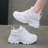 Blanda färg dolda klackar sneakers för kvinnor andningsbara nät höjd ökar vulkanisera skor kvinna snörning plattform sportskor 240228