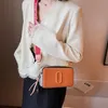 Diseñador al por menor bolsos de hombro para mujer nuevo 2022 Color de contraste pequeño bolso cuadrado tendencia carta bolso de mensajero único 008100279m