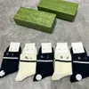 Markenmode 2024 Multi Color Baumwollsocken Herren und Damen Passende klassische Buchstaben Atmungsaktive Strümpfe Gemischte Fußball-Basketball-Sportsocken