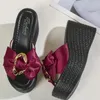 Ubieranie butów panie w sprzedaży 2024 Wysokiej jakości podstawowe kapcie damskie Summer Casual Women Bow Towt Zapatillas