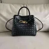 TOTE ANDIAMO ROPE BOTTEGS ONE SACS PORTABLES VENTES VENTS BOUCLE CAPITION TESTES CUIR Classic épaule Nouveau Femme Grand 2024 Lady Bag Metal Woven Qvnu