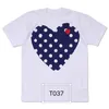 2024 Fashion Mens suona maglietta garcons Designer Shirts Red Commes Heart Casual Womens des Badge Graphic Tee Heart Behind Letter on torace CDG ricamo corto