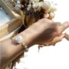 Francuska niszowa design z akcesoriami rąk róży, barokowa perła motyl mała bransoletka zapachowa