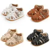 Sandaler 2024 Fashion Summer Born Infant Baby Boys Girls Pu-Lether Shoes Soft Sole Hollow Sneakers Fit för 0-18m