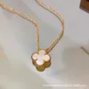 Colar V 333V Golden Fan Família Quatro Folhas Grama Colar Feminino Rosa Ouro Vermelho Ágata Branca Fritillaria Clássico Versátil Pingente Corrente de Colar de Ouro