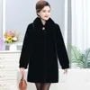 女性のために、ミンクの模倣を肥厚した毛皮、冬の中年の母親の服、中程度の長さの革のコート9193