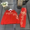 Roupas de bebê populares Joyful Red Boys Tracksuits Zipper Kids Casat Conjunto Tamanho 100-160 cm Defina de duas peças de duas peças Jaqueta e calça 24mar