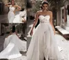 Abiti da sposa da spiaggia con tuta modesta con strascico staccabile Pantaloni a cuore Applicazioni in pizzo di raso Abiti da sposa country madre2497561