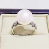 Bague en perles à la mode associée à une perle ronde de 12 mm sur tout le savoir-faire en or K CAR7 240220