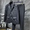 Бизнес-дизайнер Мужские костюмы Блейзеры Роскошная одежда для отдыха в западном стиле Пальто с буквенным принтом Леди Пальто для сотрудничества Slim Fit повседневный костюм в полоску с лентой