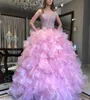 Underbara ruffles tiered quinceanera klänningar kristall pärlor älskling ärmlös bollklänning prom klänning organza party klänning kväll7017593