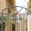 Dekorativa blommor konstgjorda påskkrans för ytterdörrgrön lämnar vägg hängande prydnadsfestfest firande uteplats hem