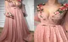 2023 Blush Roze Parels Gala Formele Jurk met Mouwen Lange V-hals 3D Bloemen Applicaties Glitter Tule Aline Avondjurken ar6431108