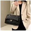 Elegante und vielseitige große Damenhandtasche, neue trendige Unterarmtasche mit Kette, stilvolle Umhängetasche mit einer Schulter