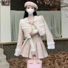 Rosa outono e inverno Cavai grosso tweed conjunto de duas peças para mulheres doce rendas retalhos jaqueta de lã elegante pérola pregas mini terno de esqui 240311