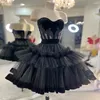 Partykleider Moderne schwarze kurze Heimkehr-Spitzenoberseite Mini-Abschlussballkleider Tüll-Faltenrock Rüschen Gothic-Abschluss-Outfits Maxi