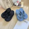 2024 Nya tjocka sula tofflor Designer Kvinnors sandaler Summer Slope Heel Casual Herringbone Slippers Outdoor Swimming Pool Slippers Beach Shoes