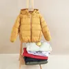 Płaszcz w dół jesienne zima dzieci Ultra lekka kaczka 2024 Boys Hood Odłączane kurtki puffer z kapturem dla dziewcząt dzieci odzież wierzchnia