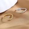 Popolare anello a forma di serpente Anello aperto a forma di serpente dagli occhi verdi Anello in oro 18k di piccole dimensioni femminile che non sbiadisce