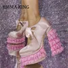 Kvinnor lolita plattform klackar rosa skiktade ruffle chunky klackar pumpar damer snörning satin ruffles skor söta bröllopsfest skor 240227