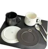 Ensemble de tasses de créateurs, noir et blanc, tasse à café décontractée, 2 tasses, 2 cuillères, 2 assiettes, lettre classique, logo, tasse d'eau en céramique, cadeau d'affaires, carte postale incluse