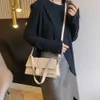 Europa och USA: s toppmärke Fashion Tote Handbag Suede är populärt i år Ny tidig tidig vinter avslappnad enkel texturbrev singel axel crossbody väska