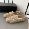 Sandales de luxe Pantoufles Raphia Crochet Mocassins Sabots Femmes Fermé Toe Mule Tressé Tissé Plage Piscine Diapositives 2024 Chaussures de créateur d'été Baskets Appartements avec boucle dorée