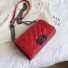 Winkel Fabrieksgroothandel Live-uitzending van nieuwe mode Kleine geur Lingge-kettingtas Buitenlandse stijl textuur Damesnet Rode schoudertas met enkele schouder