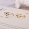Anéis de cluster 200 pçs / lote bonito margarida flor titânio anel de aço moda abertura ajustável gotejamento óleo inoxidável para mulheres jóias