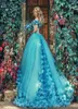 Bleu mascarade pageant robe de bal Quinceanera robes avec des fleurs faites à la main sur l'épaule tribunal train tulle bal doux 16 robe4754835