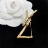 Intarsio di pietre preziose accessori firmati spilla di abbigliamento per donna trendy tiktok broche irregolare fascino strutturato spilla lettere intagliate spille speciali designer ZB041 I4