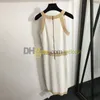 Robes sexy licou haute élastique mince robe tricotée été jupe gilet sans manches avec boucle dorée couleur contrastée robe blanche pour femmes