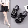 Walking Shoes 2024 Summer Outings Middle Age Aged Mothers Leather Sandals Compable Heel Sandals för kvinnor som bär mjukt Kraft Board