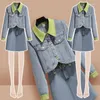 Abiti da lavoro Primavera Autunno Gonna corta in denim adatta alle donne 2024 Giacca con bottoni ricoperti Gonne Abito a due pezzi Set di cinture di moda femminile